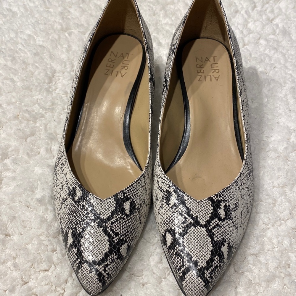 Women’s Naturalizer faux snake skin heels size 9.5 W. Leather